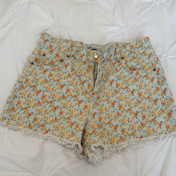Zara Floral Denim Shorts - Picture 1 of 4